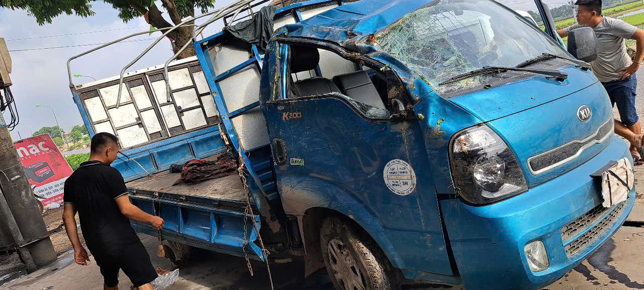 Vụ ô tô chở 4 tấn vải bị lật: Chủ xe nói bị "khủng bố" qua điện thoại, xin tạm dừng nhận giúp đỡ- Ảnh 1.
