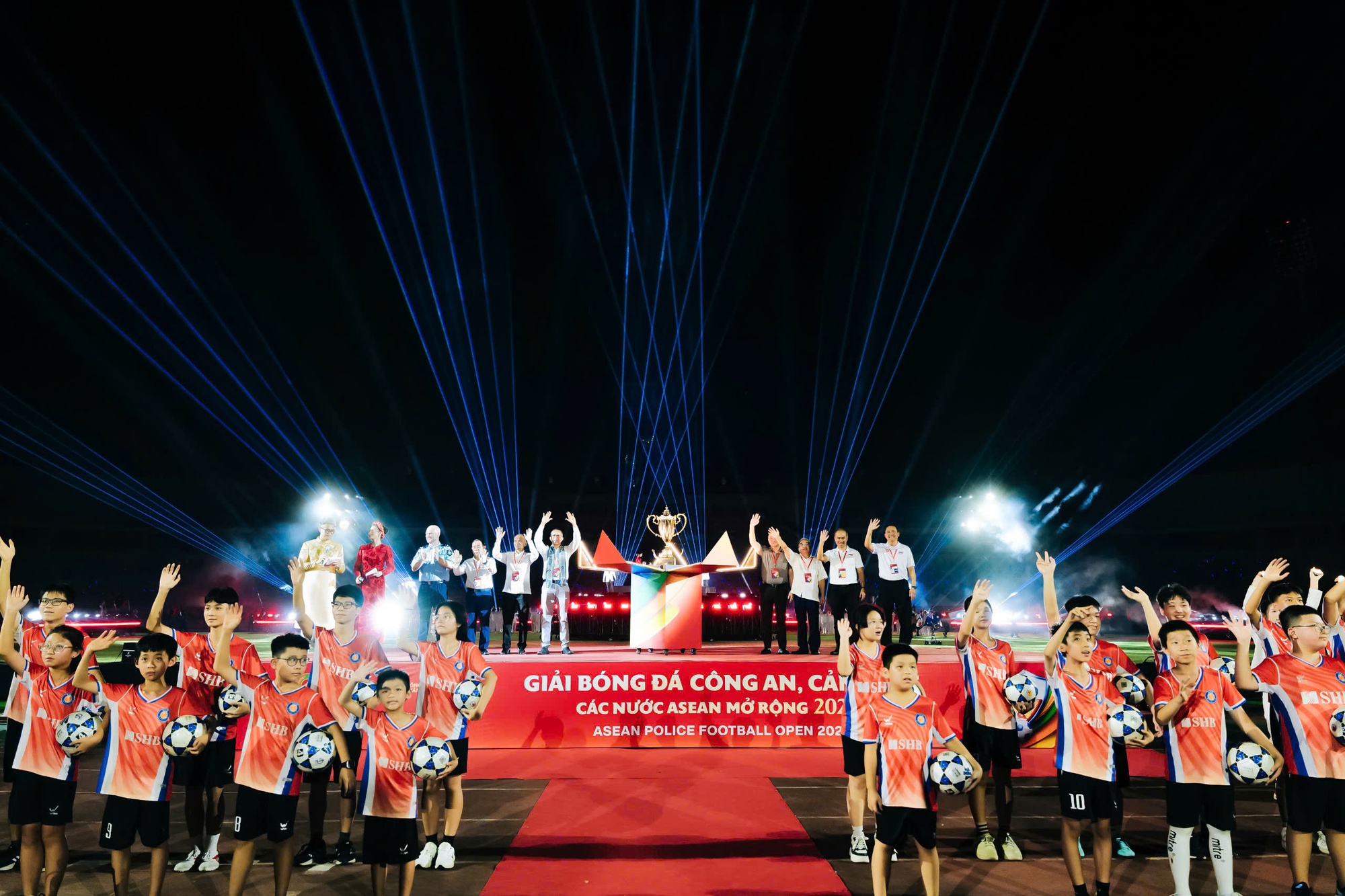 Lễ khai mạc giải bóng đá Công an - Cảnh sát ASEAN mở rộng 2025 đẳng cấp như Asian Cup- Ảnh 3.