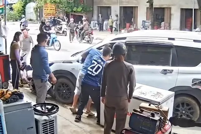 Phản ứng nhanh của anh thợ điện lạnh cứu tài xế nghi đột quỵ trong xe ô tô- Ảnh 1.