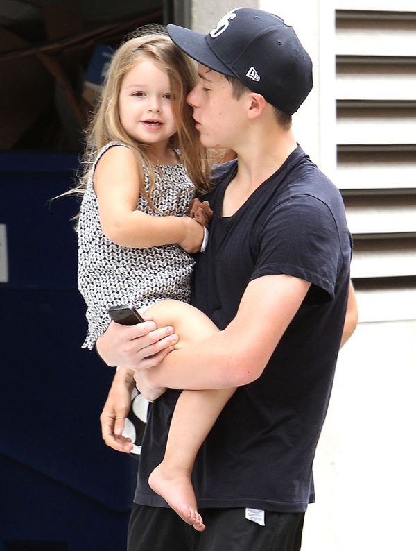 Ảnh: Harper Beckham từng là em gái út hạnh phúc nhất trong vòng tay anh cả, chị dâu, nay chỉ còn tiếc nuối...- Ảnh 1.