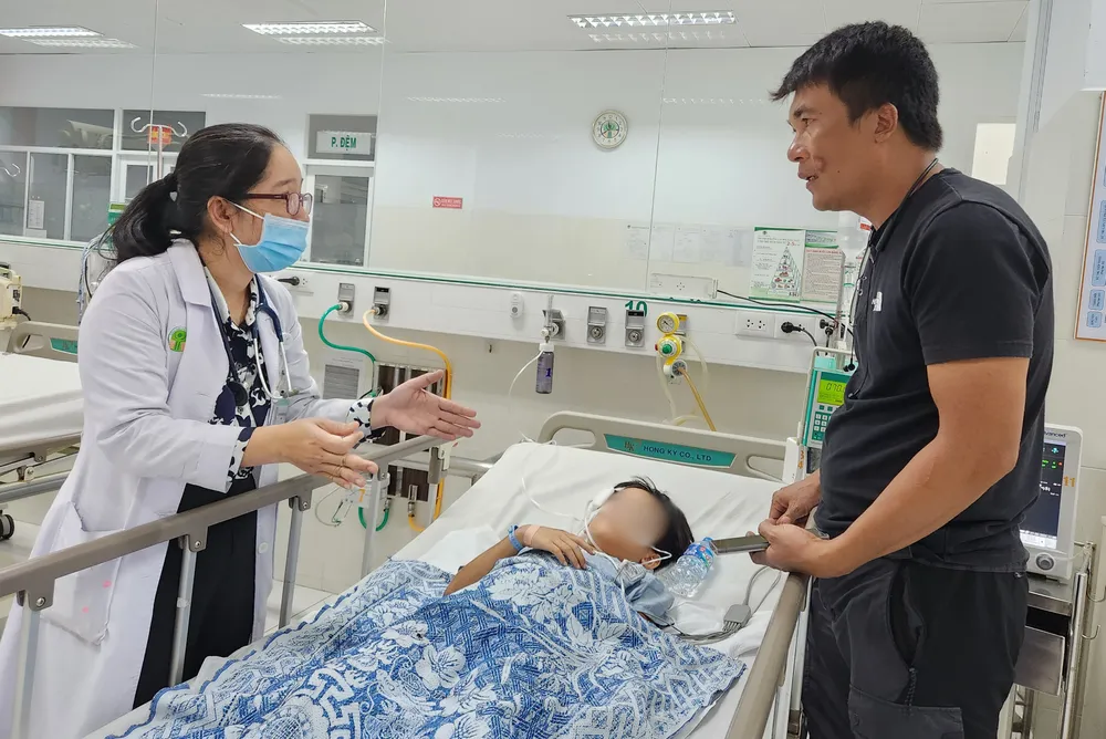 Vụ tai nạn trên đường cao tốc Vĩnh Hảo- Phan Thiết: Bé trai 9 tuổi kẹt dưới ghế bị dập phổi- Ảnh 2.