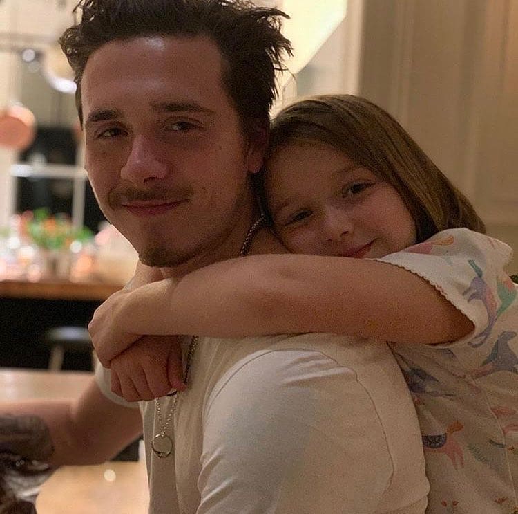 Ảnh: Harper Beckham từng là em gái út hạnh phúc nhất trong vòng tay anh cả, chị dâu, nay chỉ còn tiếc nuối...- Ảnh 10.