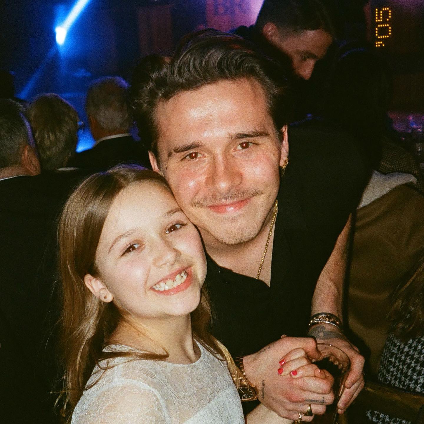 Ảnh: Harper Beckham từng là em gái út hạnh phúc nhất trong vòng tay anh cả, chị dâu, nay chỉ còn tiếc nuối...- Ảnh 11.