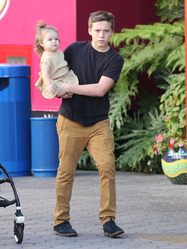 Ảnh: Harper Beckham từng là em gái út hạnh phúc nhất trong vòng tay anh cả, chị dâu, nay chỉ còn tiếc nuối...- Ảnh 4.