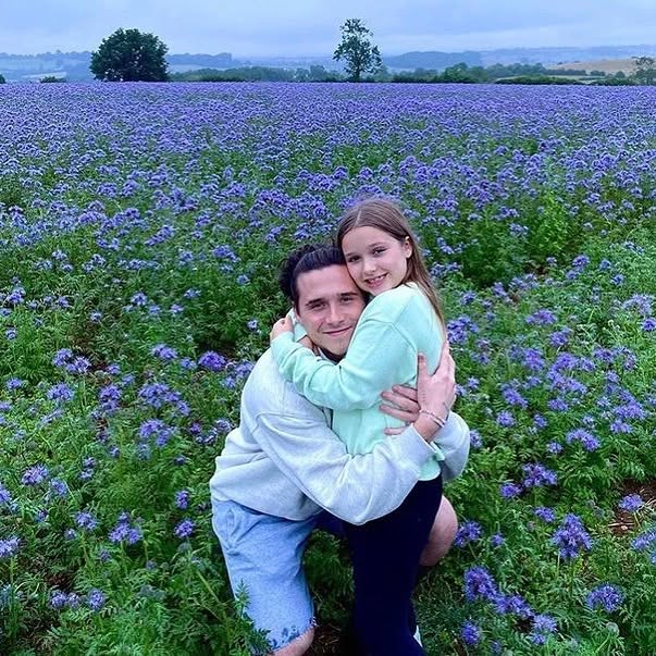 Ảnh: Harper Beckham từng là em gái út hạnh phúc nhất trong vòng tay anh cả, chị dâu, nay chỉ còn tiếc nuối...- Ảnh 14.