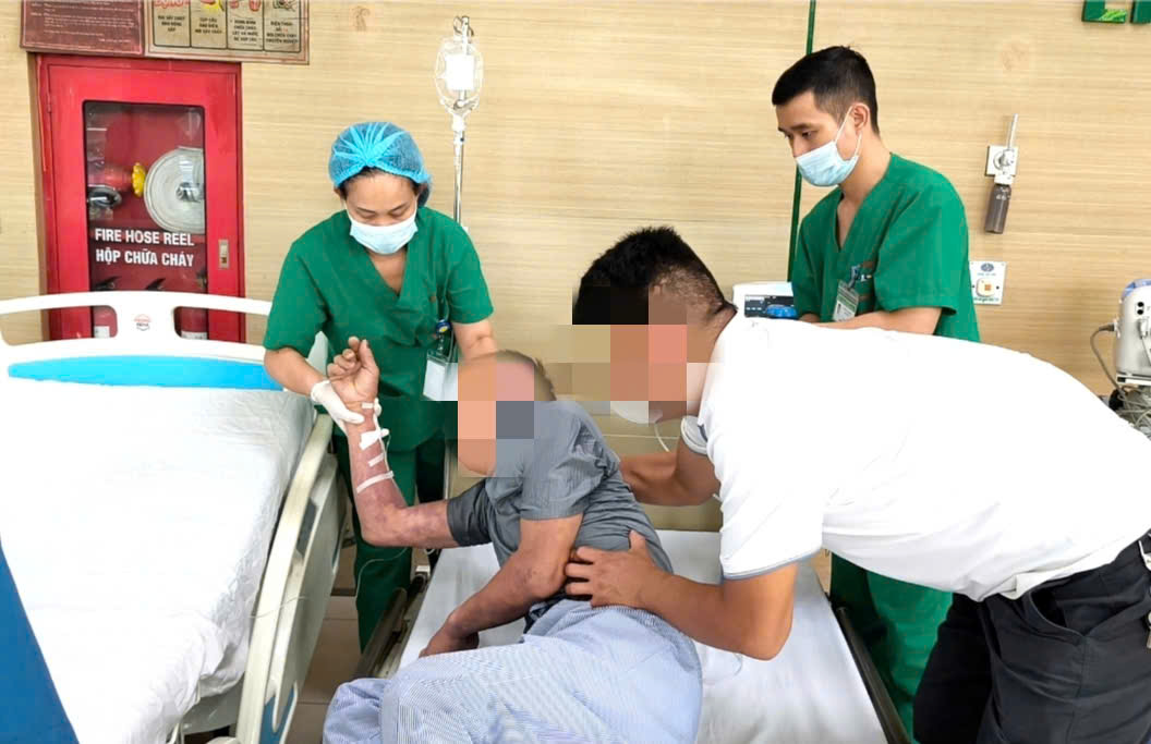 Người đàn ông ở Hà Nội co giật, tím tái nghi vấn do ăn tiết canh lòng lợn- Ảnh 3.