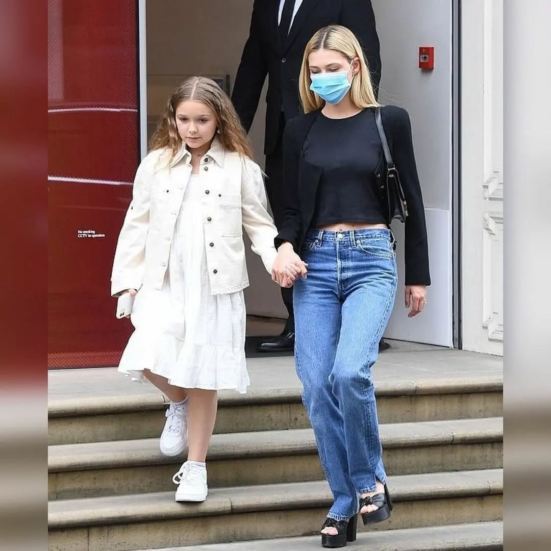 Ảnh: Harper Beckham từng là em gái út hạnh phúc nhất trong vòng tay anh cả, chị dâu, nay chỉ còn tiếc nuối...- Ảnh 27.