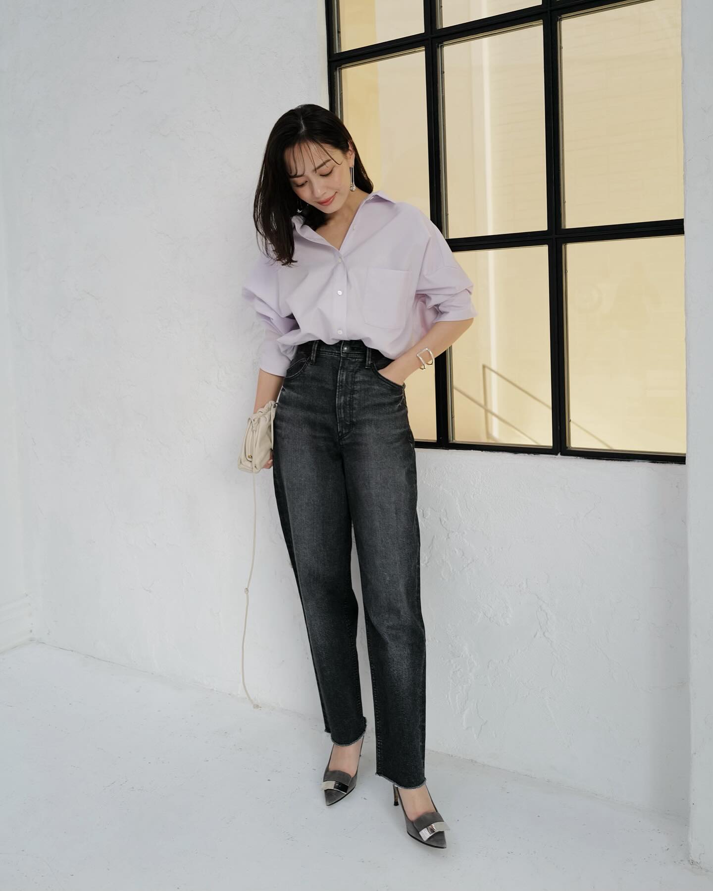 Mặc đẹp mỗi ngày với 10 cách diện áo sơ mi trơn chuẩn thanh lịch, trẻ trung cho mọi độ tuổi- Ảnh 10.