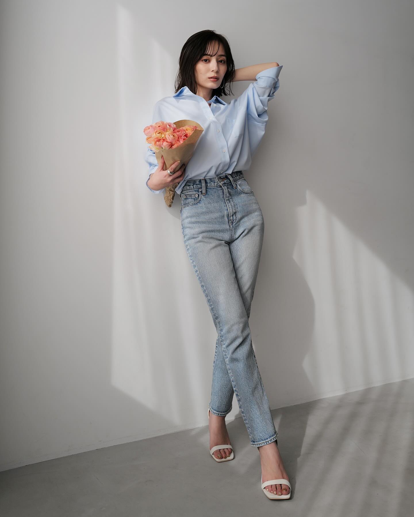 Mặc đẹp mỗi ngày với 10 cách diện áo sơ mi trơn chuẩn thanh lịch, trẻ trung cho mọi độ tuổi- Ảnh 9.