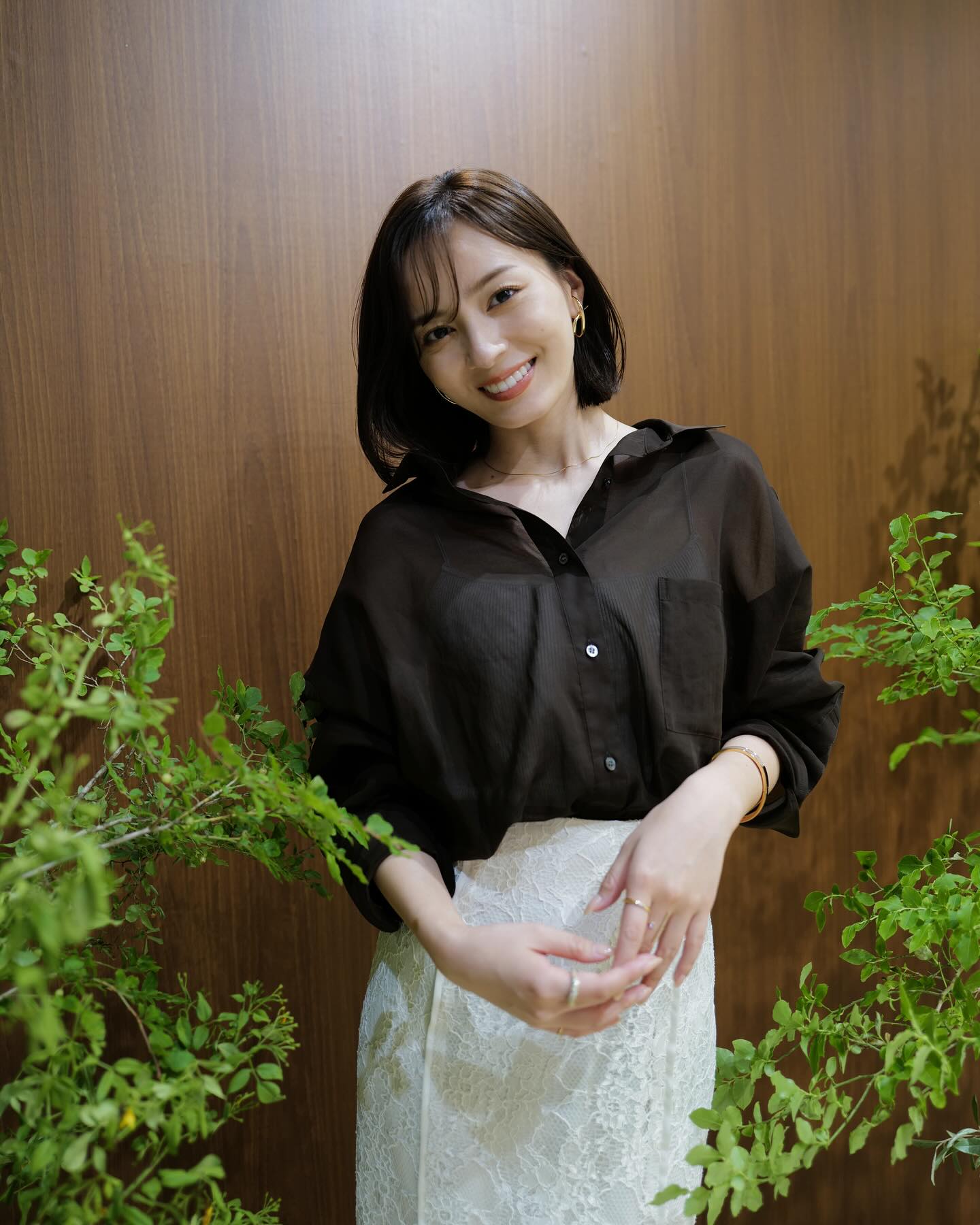 Mặc đẹp mỗi ngày với 10 cách diện áo sơ mi trơn chuẩn thanh lịch, trẻ trung cho mọi độ tuổi- Ảnh 8.