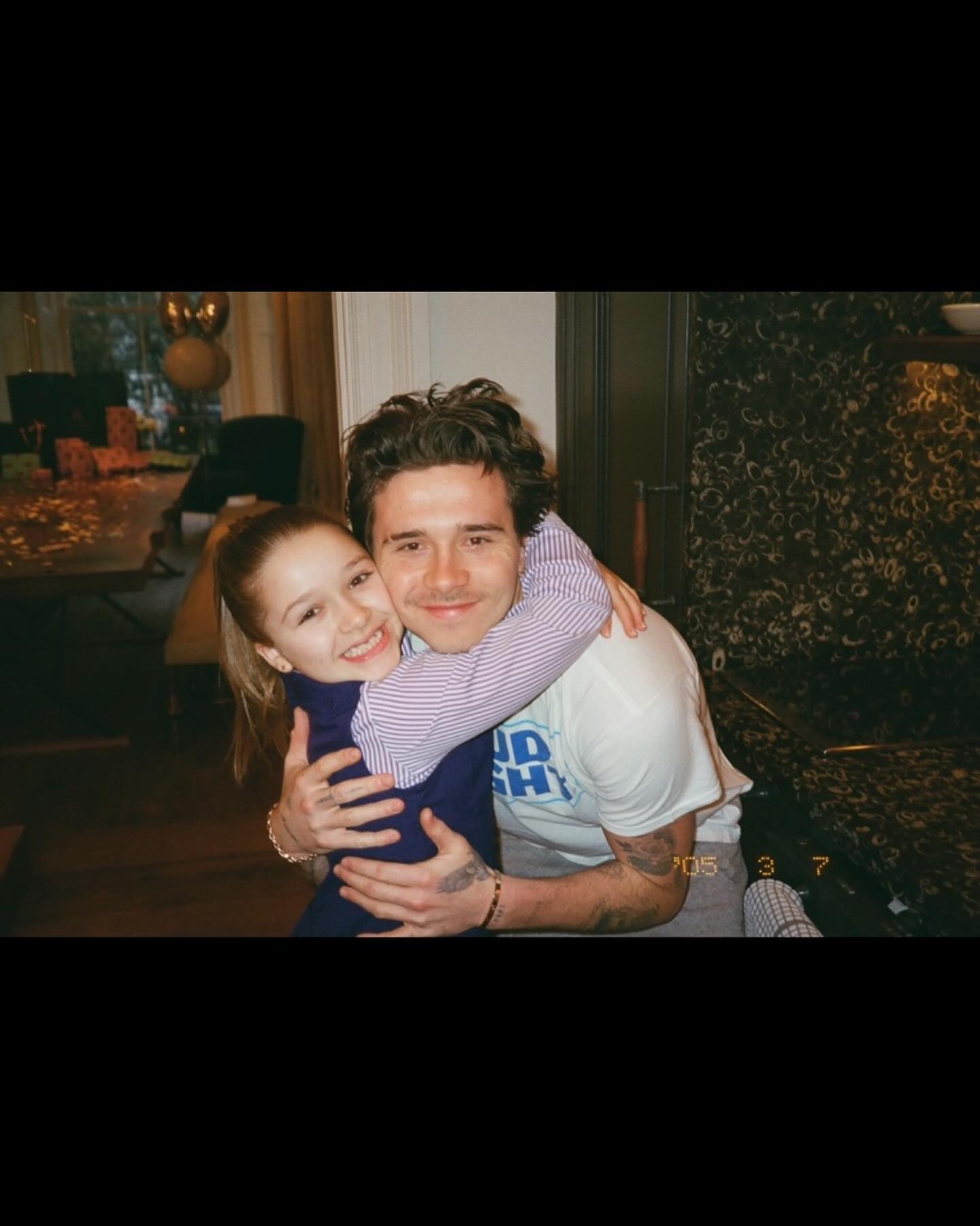 Ảnh: Harper Beckham từng là em gái út hạnh phúc nhất trong vòng tay anh cả, chị dâu, nay chỉ còn tiếc nuối...- Ảnh 17.