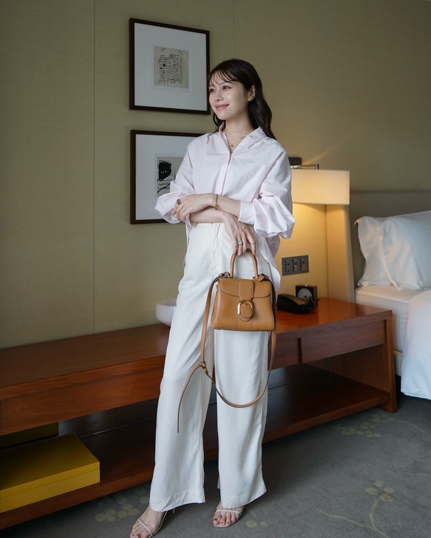Mặc đẹp mỗi ngày với 10 cách diện áo sơ mi trơn chuẩn thanh lịch, trẻ trung cho mọi độ tuổi- Ảnh 7.