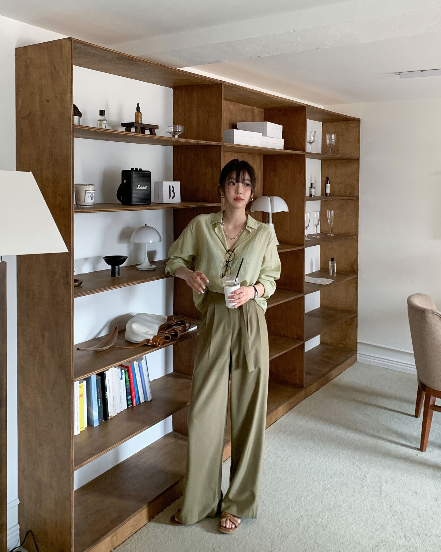 Mặc đẹp mỗi ngày với 10 cách diện áo sơ mi trơn chuẩn thanh lịch, trẻ trung cho mọi độ tuổi- Ảnh 2.