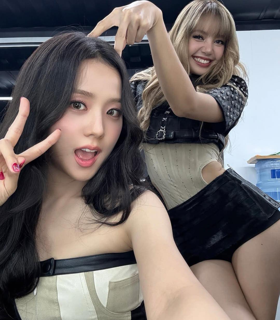 Bùng tranh cãi Lisa và Jisoo phân biệt đối xử với dàn khách mời VIP tại concert BLACKPINK- Ảnh 9. Bùng tranh cãi Lisa và Jisoo phân biệt đối xử với dàn khách mời VIP tại concert BLACKPINK- Ảnh 9.