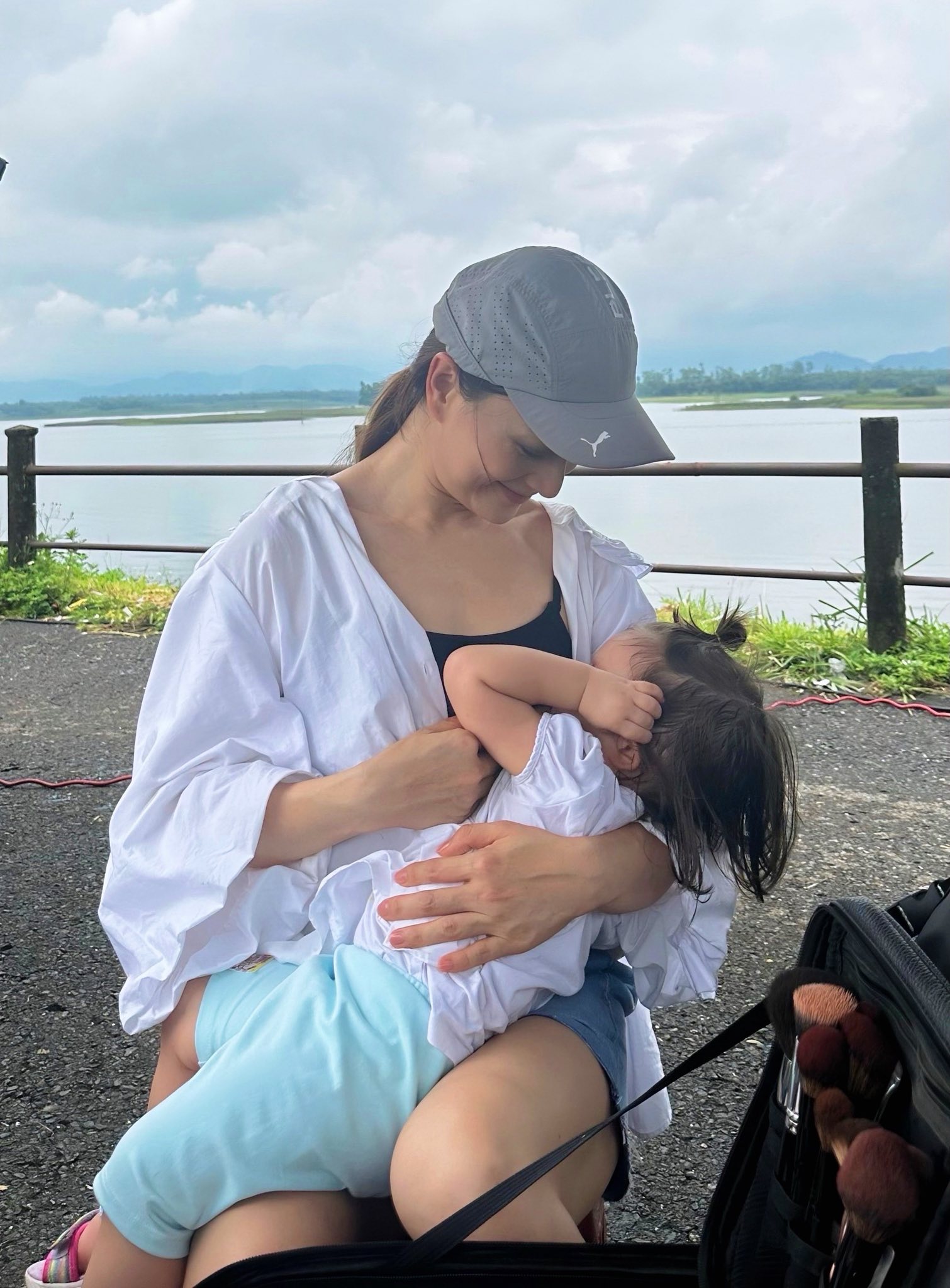 Con gái đã 16 tháng, Lan Phương vẫn thoải mái cho 