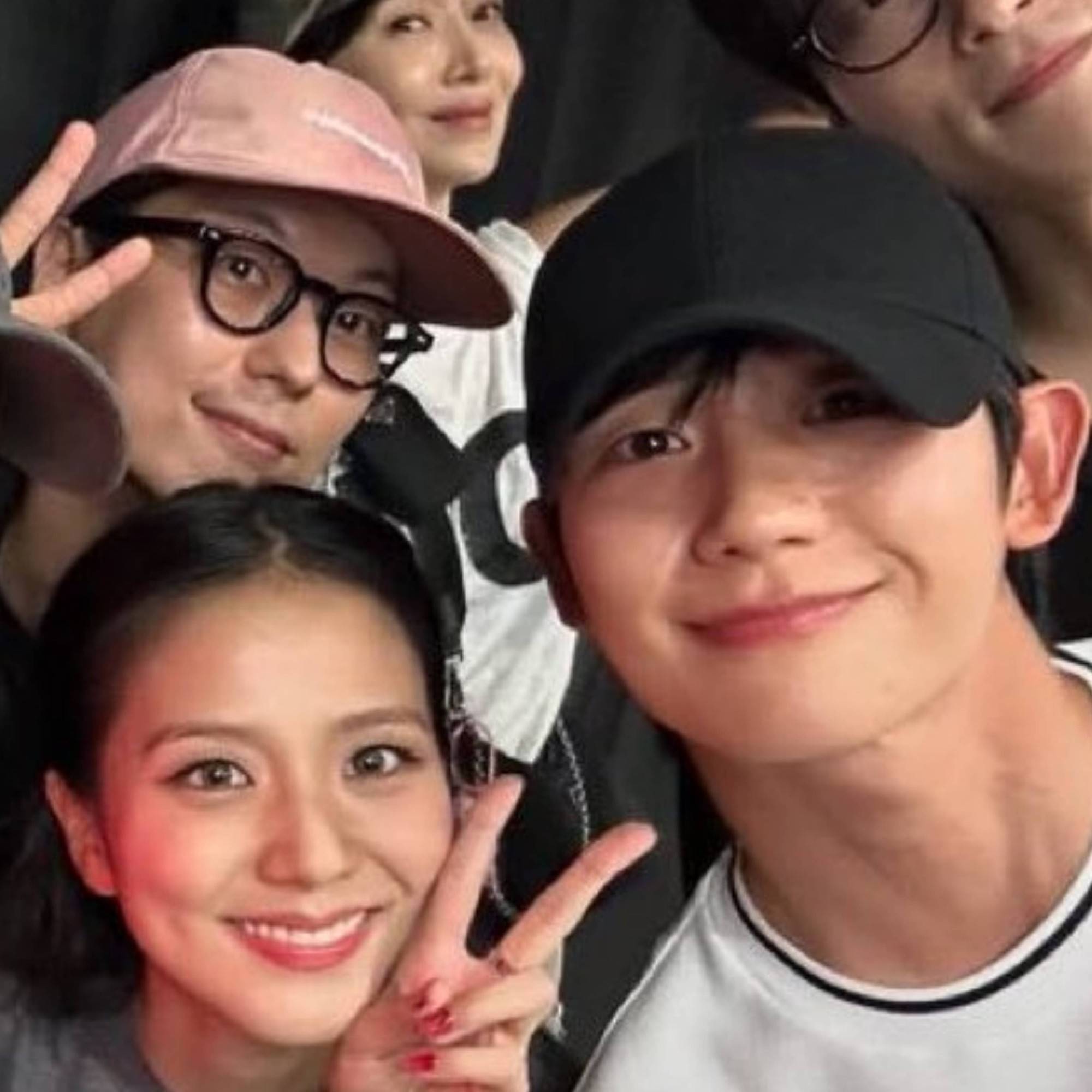 Bùng tranh cãi Lisa và Jisoo phân biệt đối xử với dàn khách mời VIP tại concert BLACKPINK- Ảnh 6. Bùng tranh cãi Lisa và Jisoo phân biệt đối xử với dàn khách mời VIP tại concert BLACKPINK- Ảnh 6.