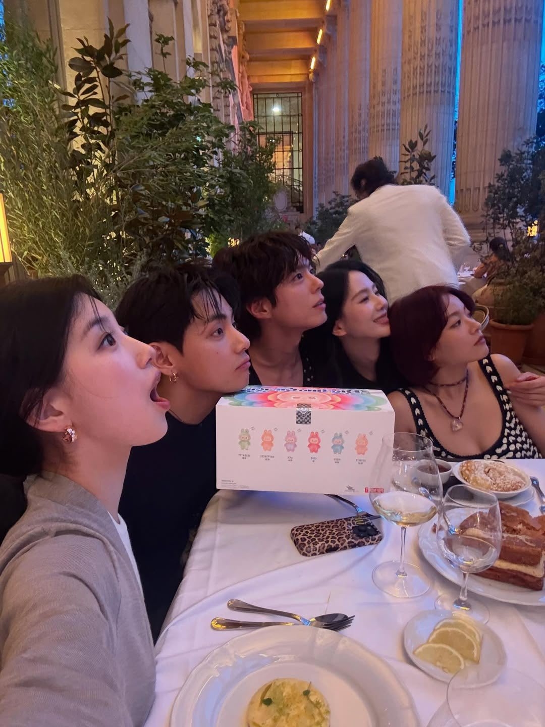 Nhan sắc của mỹ nhân hạng A này lạ lắm: Lên phim lờ đờ như 3 ngày không ngủ, ngoài đời Nhan sắc của mỹ nhân hạng A này lạ lắm: Lên phim lờ đờ như 3 ngày không ngủ, ngoài đời