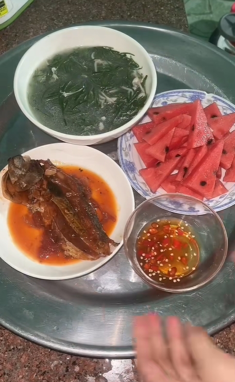 Chồng lương 8 triệu nuôi cả nhà 4 người sống trong phòng trọ 12m2: Bí quyết để vẫn có tiền dư- Ảnh 2.