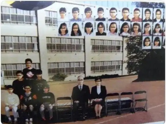 14 năm đã trôi qua nhưng bức ảnh tập thể lớp này vẫn khiến nhiều người "rùng mình": Chuyện gì đã xảy ra với những người trong ảnh?- Ảnh 1.