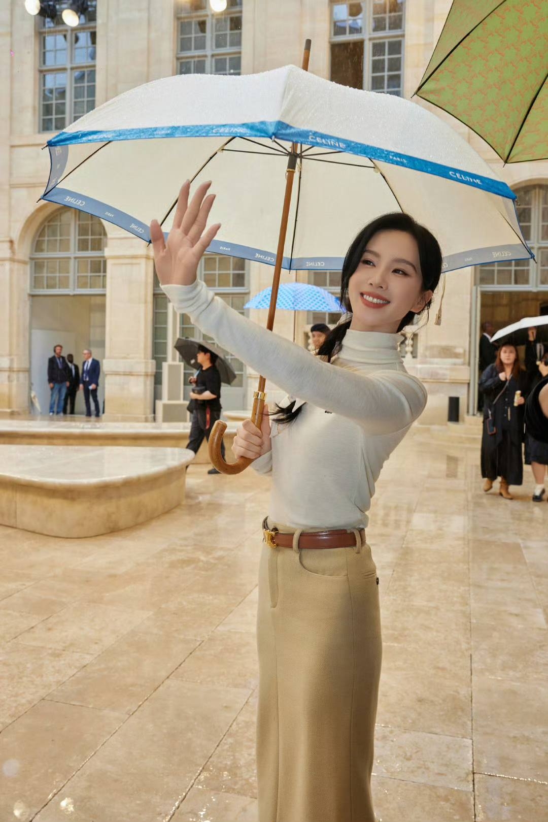 Nhan sắc của mỹ nhân hạng A này lạ lắm: Lên phim lờ đờ như 3 ngày không ngủ, ngoài đời Nhan sắc của mỹ nhân hạng A này lạ lắm: Lên phim lờ đờ như 3 ngày không ngủ, ngoài đời