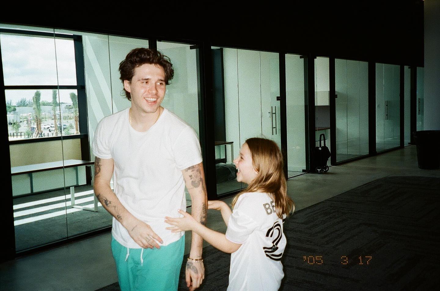 Ảnh: Harper Beckham từng là em gái út hạnh phúc nhất trong vòng tay anh cả, chị dâu, nay chỉ còn tiếc nuối...- Ảnh 8.