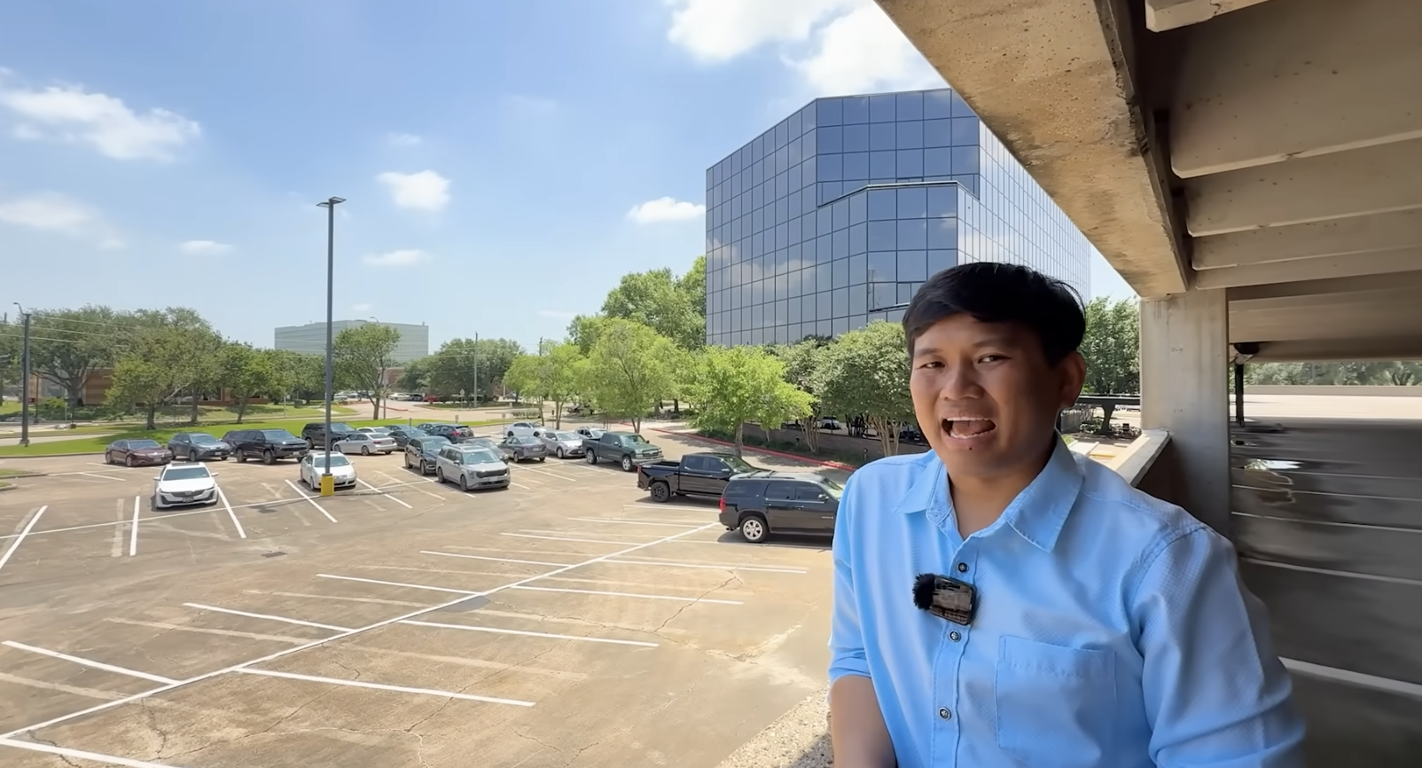 Triệu phú Vương Phạm chi nghìn tỷ mua 1 toà cao ốc ở Mỹ, đem xe tăng đến kiểm tra chất lượng đường xá- Ảnh 1.