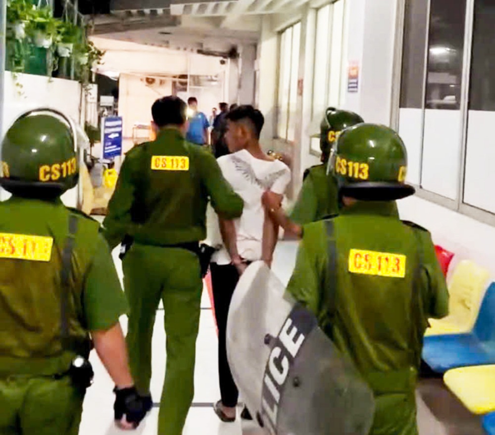 Công an bắt giữ đối tượng phê ma túy vô bệnh viện gây rối- Ảnh 2.