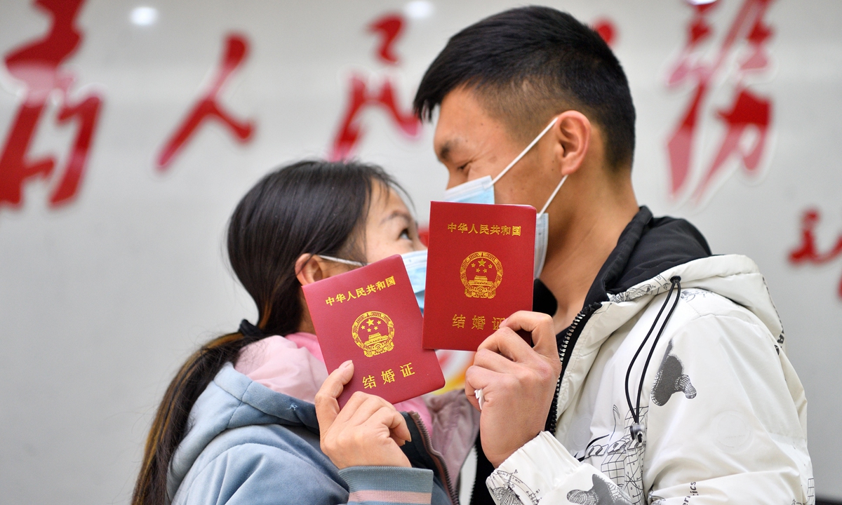 Nỗi lòng của các chàng trai Trung Quốc trước 1001 khó khăn khi kết hôn và lối thoát lệch lạc mang tên 