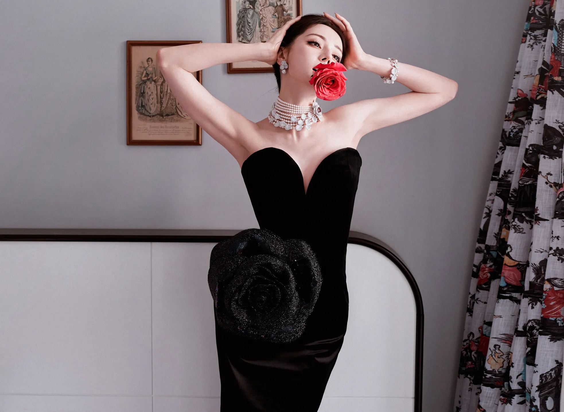 Địch Lệ Nhiệt Ba được ví là đóa hồng đen tại Paris- Ảnh 6. Địch Lệ Nhiệt Ba được ví là đóa hồng đen tại Paris- Ảnh 6.