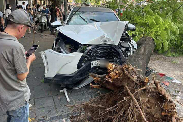 Vụ ô tô đâm liên hoàn 10 xe máy trên phố Hà Nội: 1 nạn nhân vừa tử vong, đang lấy lời khai nữ tài xế- Ảnh 2.