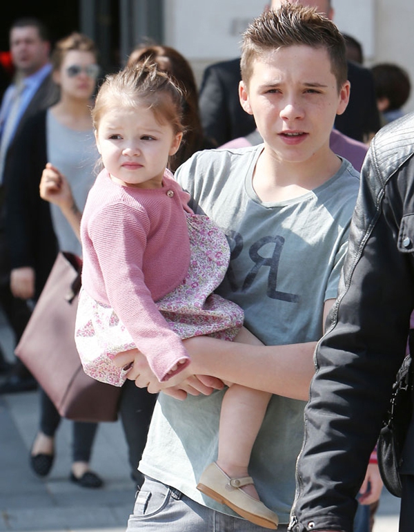 Ảnh: Harper Beckham từng là em gái út hạnh phúc nhất trong vòng tay anh cả, chị dâu, nay chỉ còn tiếc nuối...- Ảnh 5.