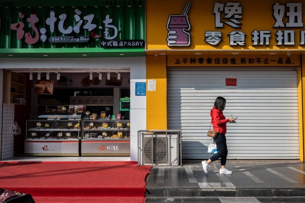 Nợ ngập đầu, người khổ sở, kẻ đua nhau lên mạng ‘khoe’ để biến nguy thành cơ: Hé lộ mảng tối trong hệ thống tài chính của nền kinh tế lớn thứ 2 thế giới- Ảnh 4. Nợ ngập đầu, người khổ sở, kẻ đua nhau lên mạng ‘khoe’ để biến nguy thành cơ: Hé lộ mảng tối trong hệ thống tài chính của nền kinh tế lớn thứ 2 thế giới- Ảnh 4.