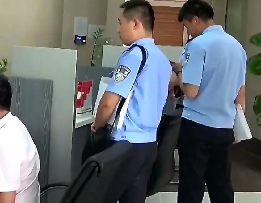 Mất hơn 2,3 tỷ sau 5 giao dịch lạ trong 20 phút, chủ tài khoản cầu cứu bất thành: Ngân hàng đáp gọn lỏn "Không liên quan"- Ảnh 3.
