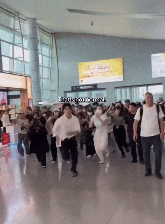 Kinh hoàng cảnh nam thần đam mỹ hot nhất hiện nay khóc mếu vì bị fan cuồng truy đuổi, dí camera sát mặt- Ảnh 1. Kinh hoàng cảnh nam thần đam mỹ hot nhất hiện nay khóc mếu vì bị fan cuồng truy đuổi, dí camera sát mặt- Ảnh 1.