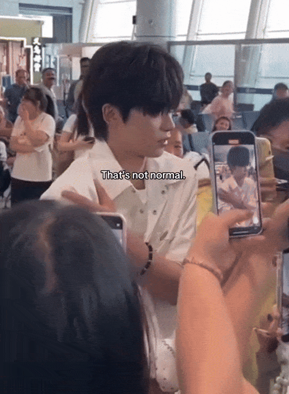 Kinh hoàng cảnh nam thần đam mỹ hot nhất hiện nay khóc mếu vì bị fan cuồng truy đuổi, dí camera sát mặt- Ảnh 3. Kinh hoàng cảnh nam thần đam mỹ hot nhất hiện nay khóc mếu vì bị fan cuồng truy đuổi, dí camera sát mặt- Ảnh 3.