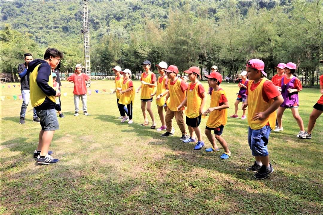 Tạm biệt mùa hè kiểu cũ: Cha mẹ hiện đại chi tiền triệu để con xa wifi, sống thật và lớn lên thật!- Ảnh 1.