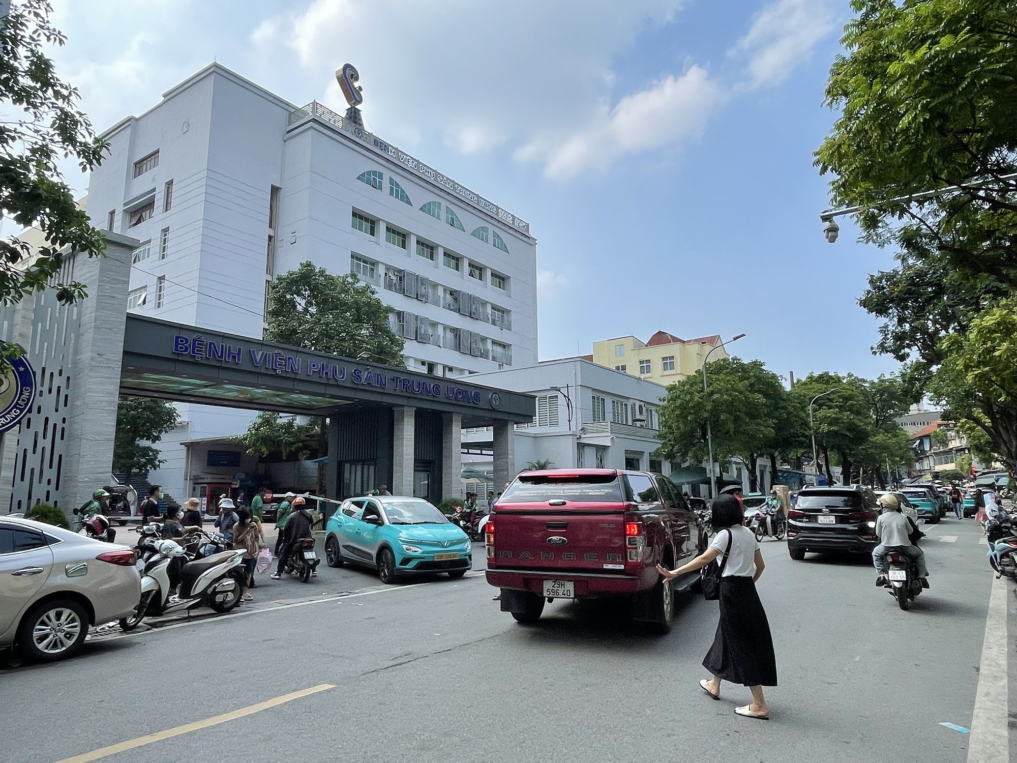 Video hàng loạt phòng khám tư nhân xung quanh BV Phụ sản Trung ương ở Hà Nội bất ngờ đóng cửa: Chuyện gì đây?- Ảnh 1.