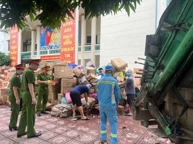 Các hộ kinh doanh tại thủ phủ La Phù tự nguyên giao nộp 25 tấn bánh kẹo để tiêu hủy- Ảnh 2.