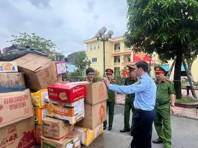 Các hộ kinh doanh tại thủ phủ La Phù tự nguyên giao nộp 25 tấn bánh kẹo để tiêu hủy- Ảnh 1.