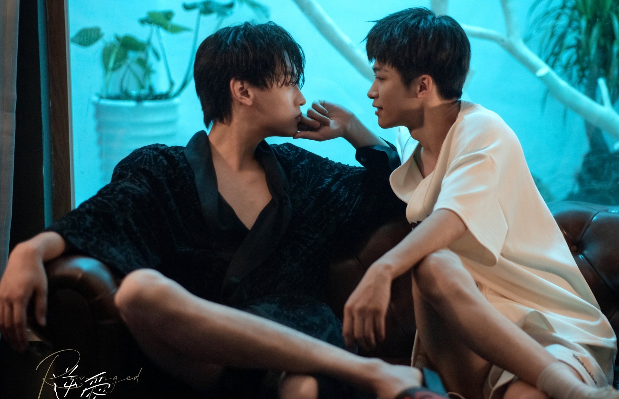 Kinh hoàng cảnh nam thần đam mỹ hot nhất hiện nay khóc mếu vì bị fan cuồng truy đuổi, dí camera sát mặt- Ảnh 6. Kinh hoàng cảnh nam thần đam mỹ hot nhất hiện nay khóc mếu vì bị fan cuồng truy đuổi, dí camera sát mặt- Ảnh 6.
