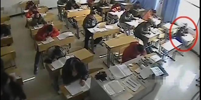 Thi đại học, nam sinh ở Trung Quốc liên tục dùng tẩy xóa đi đáp án đã điền, giám thị liếc nhìn rồi lập tức báo cảnh sát- Ảnh 1.