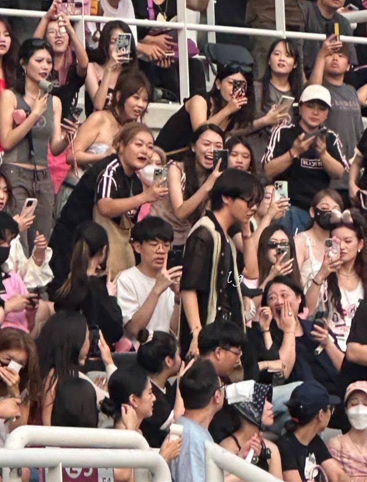 Bùng tranh cãi Lisa và Jisoo phân biệt đối xử với dàn khách mời VIP tại concert BLACKPINK- Ảnh 10. Bùng tranh cãi Lisa và Jisoo phân biệt đối xử với dàn khách mời VIP tại concert BLACKPINK- Ảnh 10.
