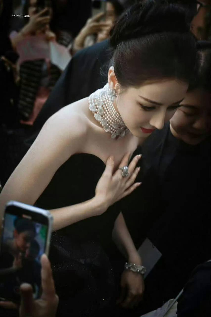 Địch Lệ Nhiệt Ba đẹp chấn động trời Âu, không góc máy nào có thể dìm nổi- Ảnh 7.