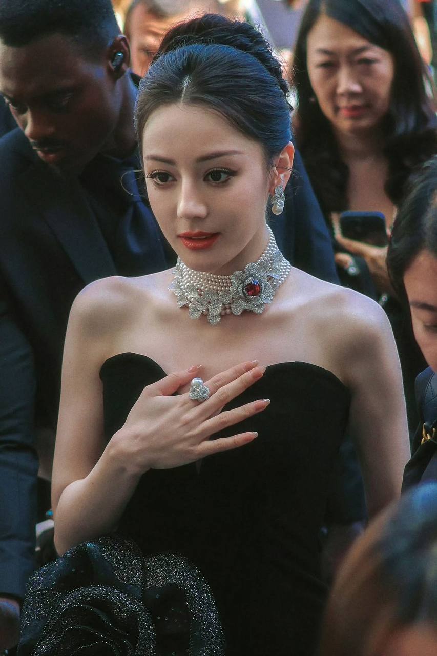 Địch Lệ Nhiệt Ba đẹp chấn động trời Âu, không góc máy nào có thể dìm nổi- Ảnh 6.