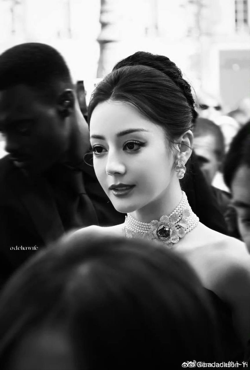Địch Lệ Nhiệt Ba đẹp chấn động trời Âu, không góc máy nào có thể dìm nổi- Ảnh 8.