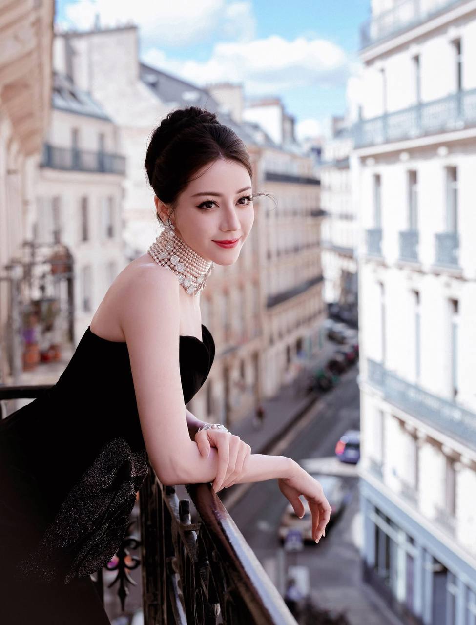 Địch Lệ Nhiệt Ba đẹp chấn động trời Âu, không góc máy nào có thể dìm nổi- Ảnh 2.