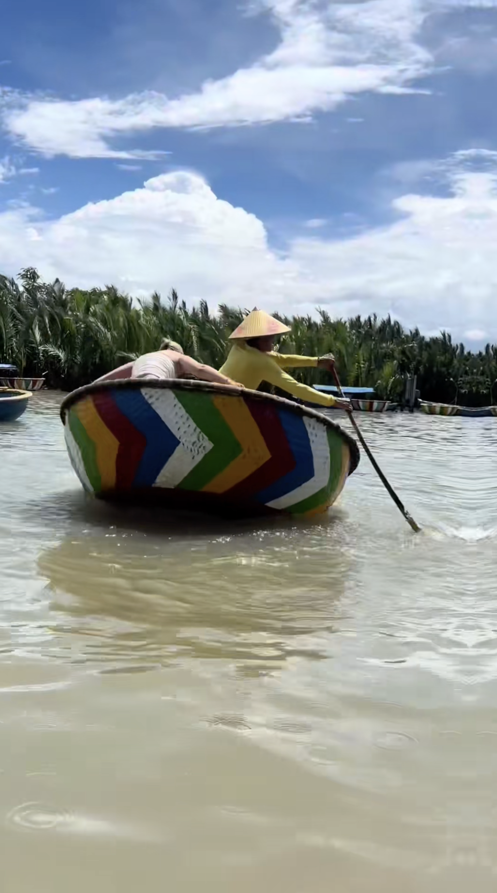 Khách Tây nôn xanh mặt vì đi phương tiện này ở Hội An, ai nấy cũng phải thốt lên: "Kinh khủng tới như vậy luôn hả?"- Ảnh 2.