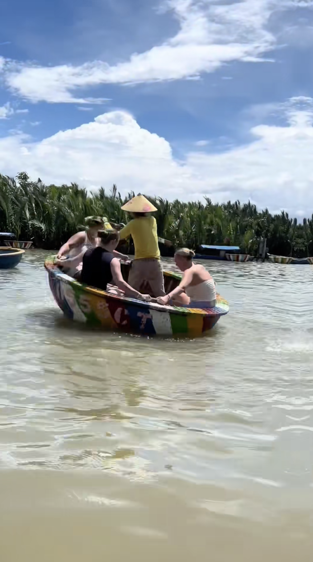 Khách Tây nôn xanh mặt vì đi phương tiện này ở Hội An, ai nấy cũng phải thốt lên: "Kinh khủng tới như vậy luôn hả?"- Ảnh 3.