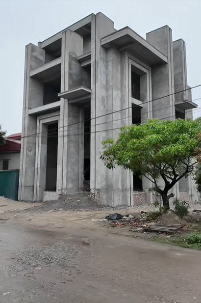 Villa 5 tỷ “khổ nhất thế giới” ở Ninh Bình: 2 năm vẫn chưa xong phần thô, chủ nhà và KTS nổi tiếng làm um sùm- Ảnh 1.