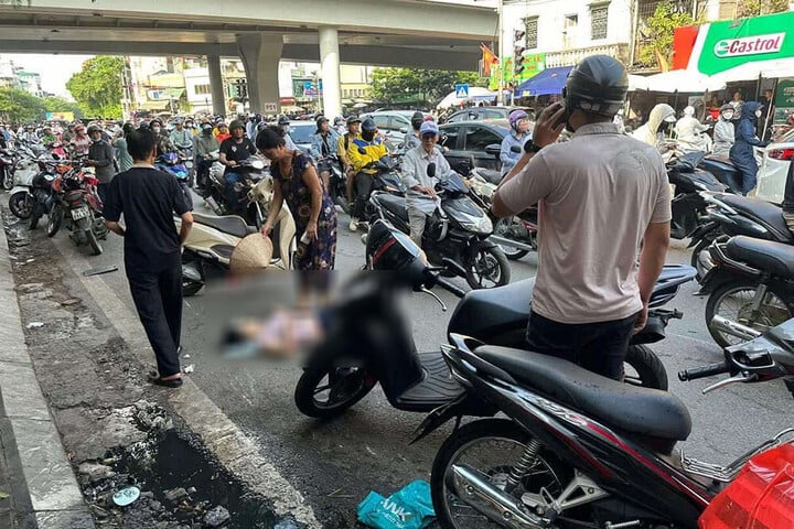 Ô tô tông loạt xe máy ở Hà Nội, 6 người bị thương- Ảnh 2.